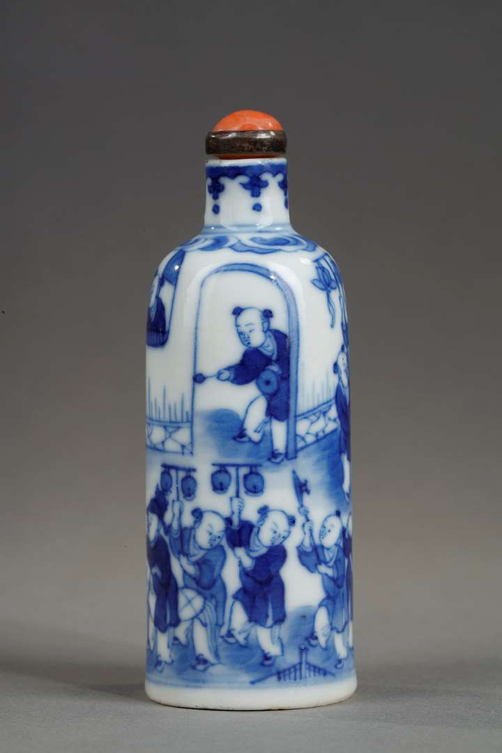 Snuff bottle blue white porcelain decorated with childrens games